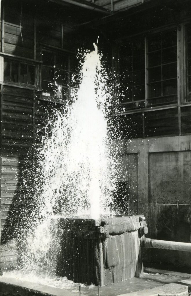 松代町加賀井にある一陽館旧源泉の温泉井戸の自噴